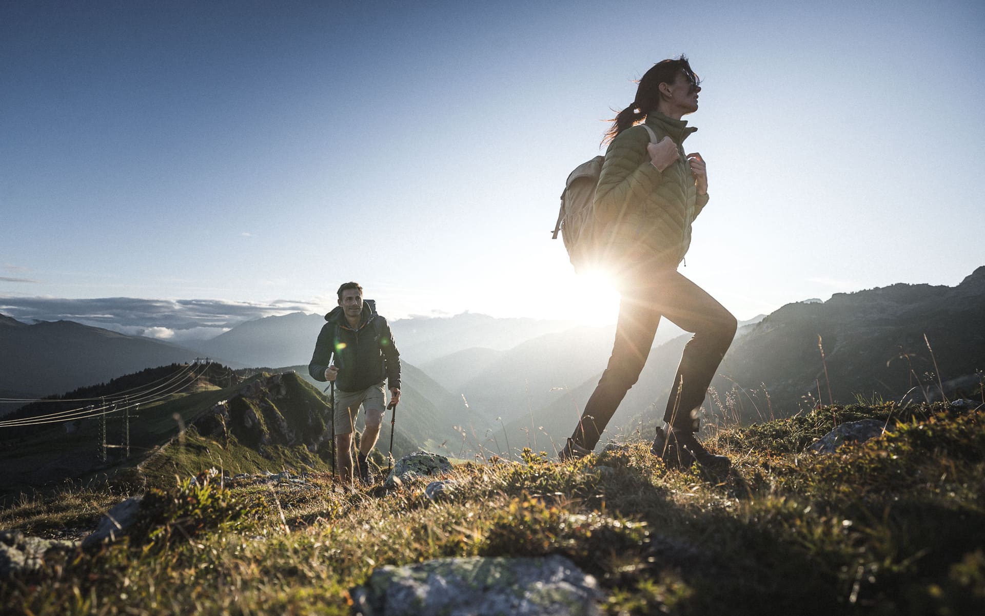 Erkunde die atemberaubende Berglandschaft mit über 500 km Wanderwegen und entdecke über 50 geöffnete Almen und Schutzhütten.<br><br><a class="elementor-button elementor-button-link elementor-size-sm" href="https://www.ratschings.info/de/aktiv-in-der-natur/wandern-bergsteigen/bergerlebnis.html" target="_blank" rel="nofollow"><span class="elementor-button-content-wrapper"><span class="elementor-button-text">Mehr erfahren</span></span></a>