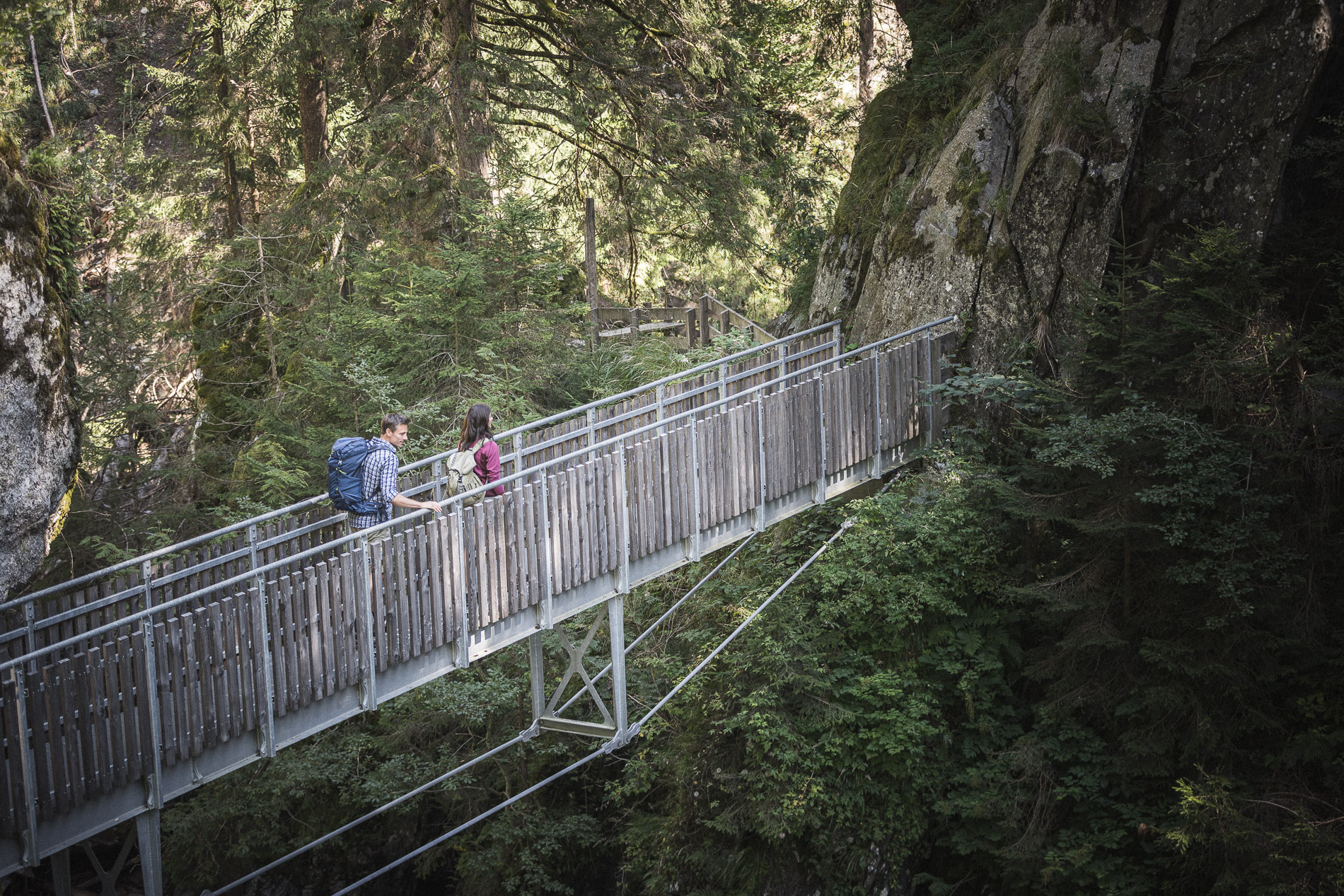 Die Gilfenklamm in Ratschings ist eine beeindruckende Schlucht, die sich durch weiß schimmernden Marmor gegraben hat.<br><br><a class="elementor-button elementor-button-link elementor-size-sm" href="https://www.ratschings.info/de/aktiv-in-der-natur/wasser-erleben/gilfenklamm.html" target="_blank" rel="nofollow"><span class="elementor-button-content-wrapper"><span class="elementor-button-text">Mehr erfahren</span></span></a>